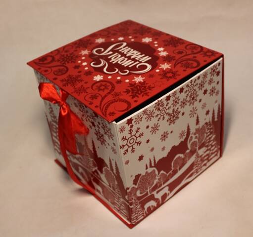 Коробка новогодняя. Куб красный