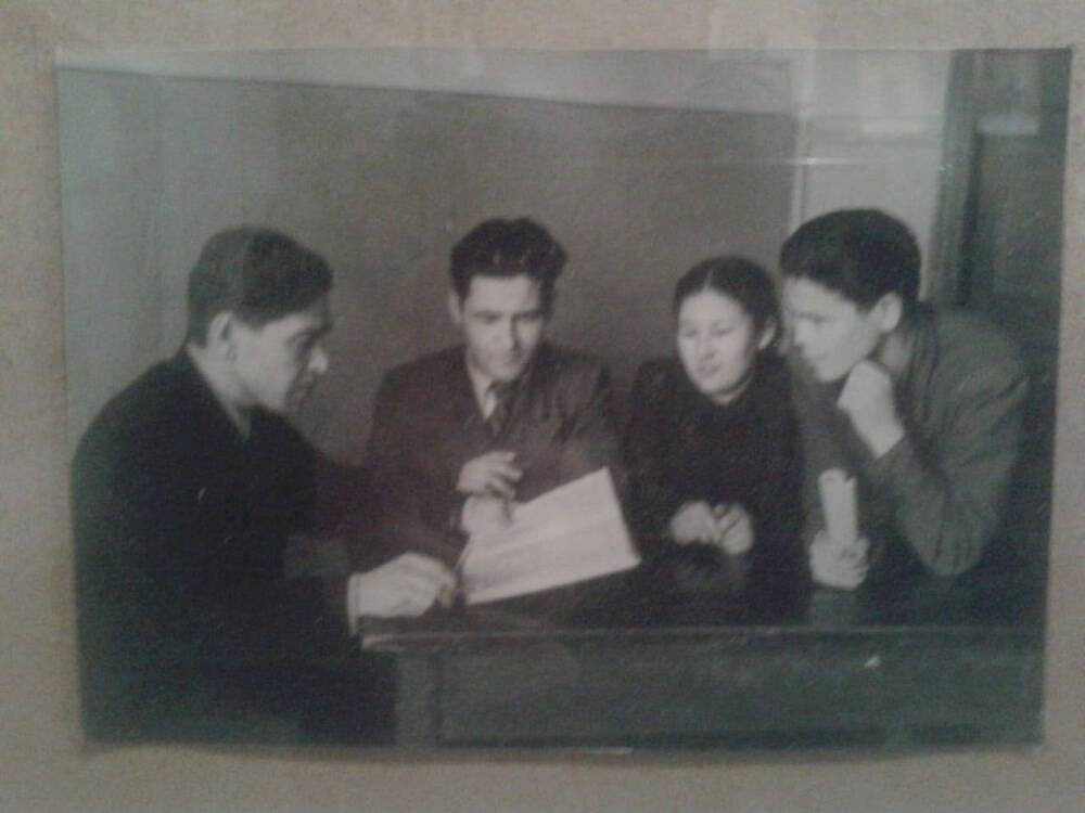 Фотография в деревянной раме. Дж.Г. Киекбаев среди учеников.