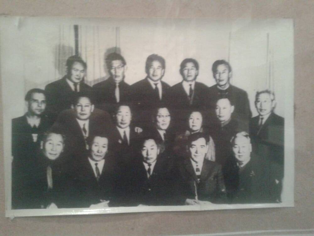 Фотография в деревянной раме. Дж.Г. Киекбаев среди якутских ученых и писателей.