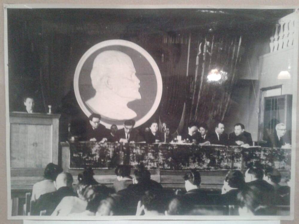 Фотография в деревянной раме. Дж.Г. Киекбаев в Президиуме конференции. Март 1966 г.