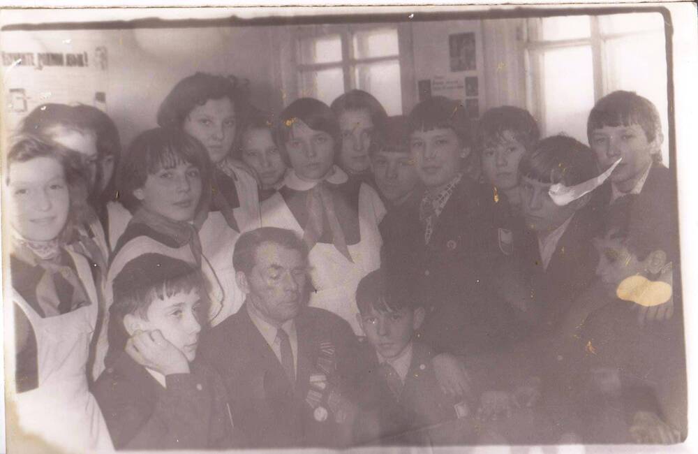 Фотография. Ученики школы №5 на встрече с ветераном Великой Отечественной войны 1941-1945 гг.