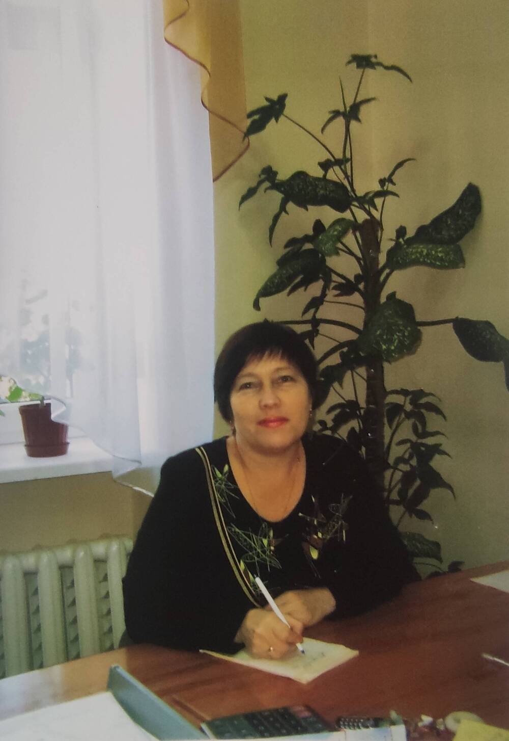 Фотография цветная. Директор районной библиотеки Кизякова Любовь Николаевна с апреля 2007 года по октябрь 2010 года