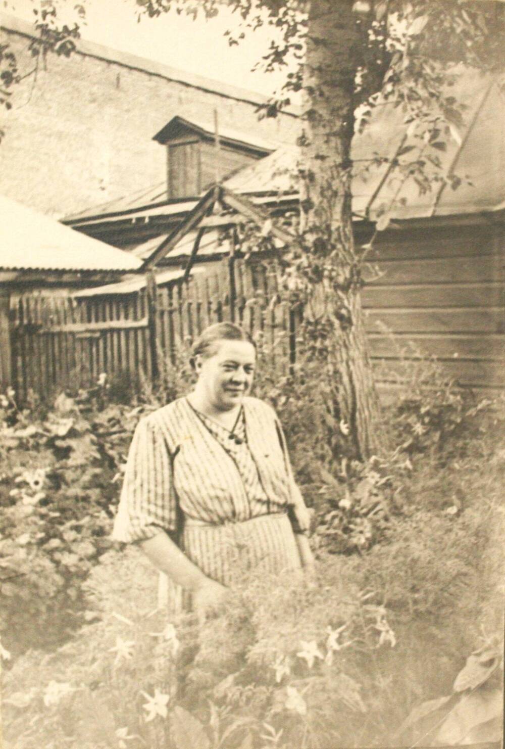 Фото. Кобзева Прасковья Васильевна во дворе своего дома