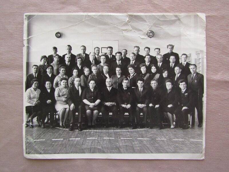 Фотография. Кутергин Алексей Васильевич (7-й слева в 3 ряду) в группе мужчин и женщин.