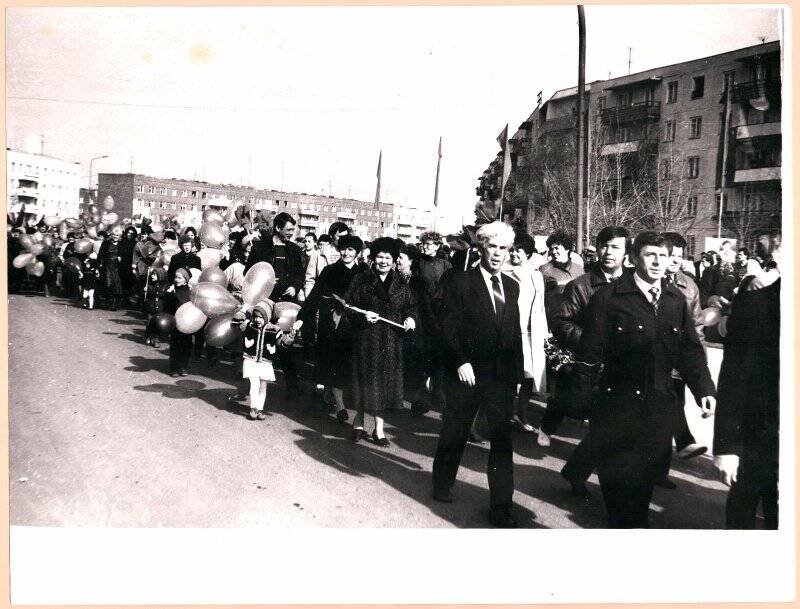 Фотография. Праздничная первомайская демонстрация на улице Советской.