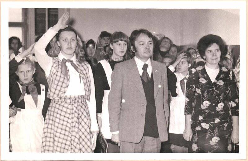 Фотография. Сырбачева Тамара Тимофеевна (справа) с пионерами.