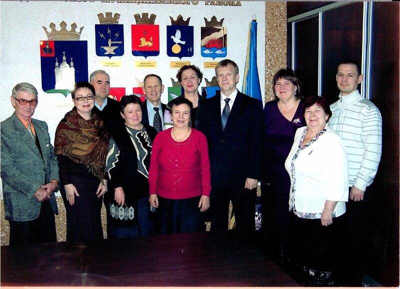 Фотография цветная. Малахова Тамара Тимофеевна (впереди справа) в группе людей.