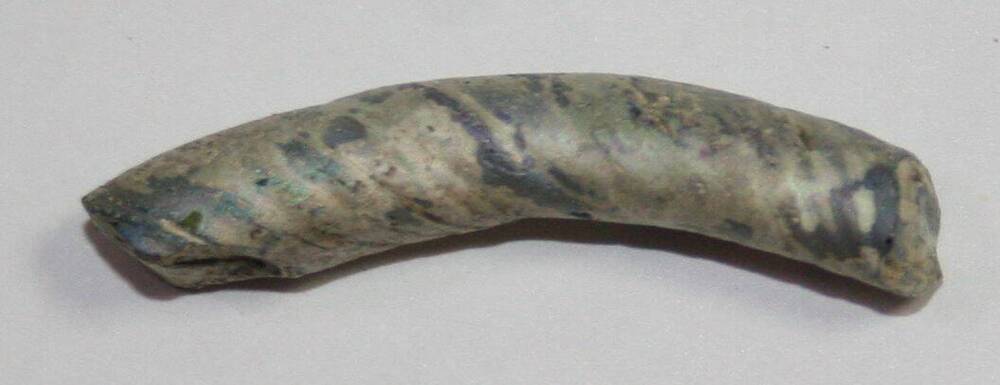 Фрагмент стеклянного браслета с серо-голубым перламутром.