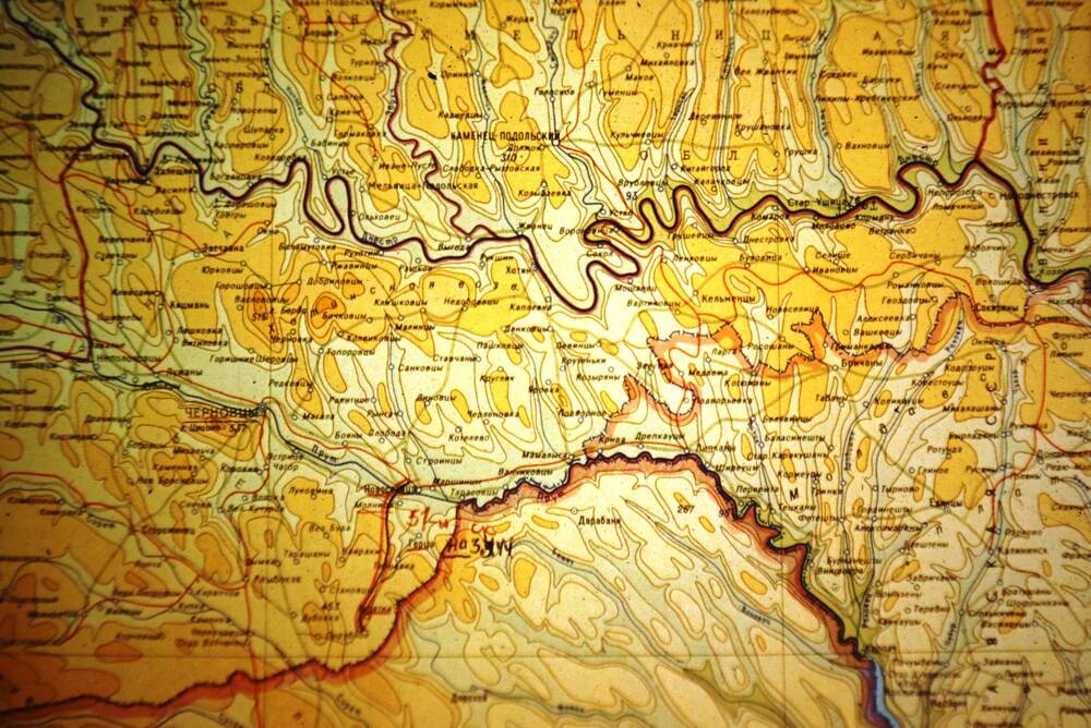 Слайд пластмассовый, на котором изображена карта местности с обозначением городов, сел, рек, возвышенностей.