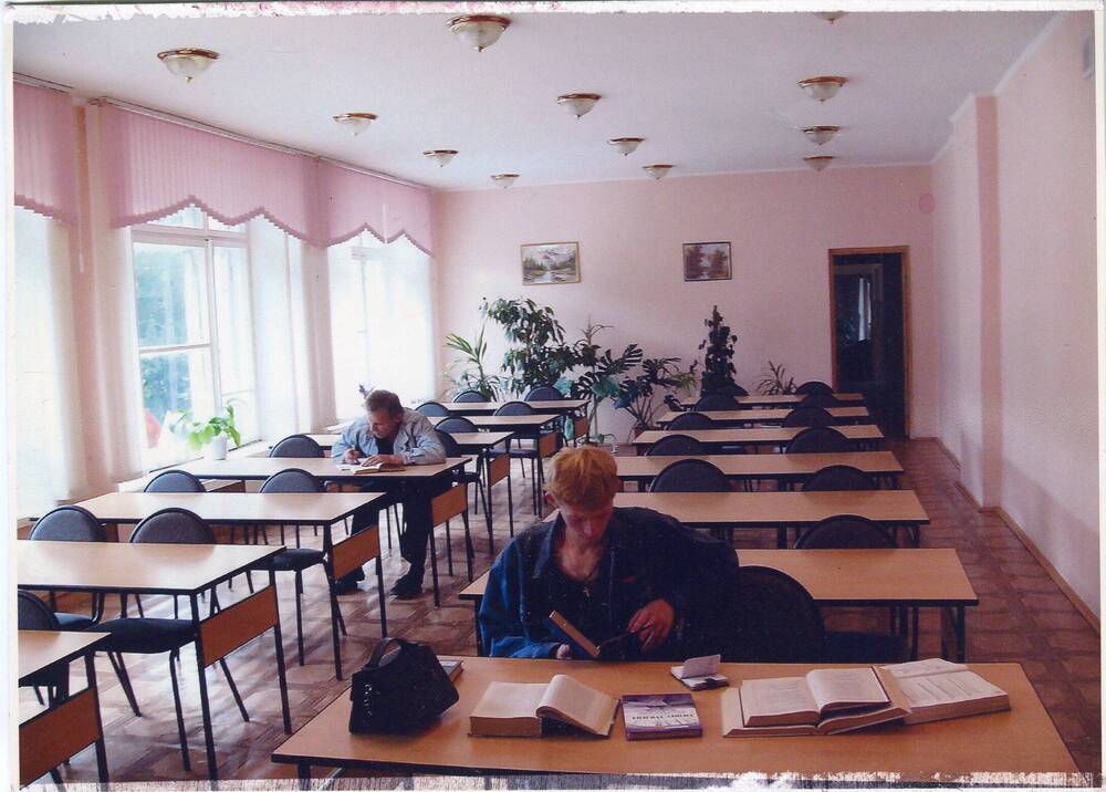 Фотография. Читальный зал Центральной библиотеки г. Березовского.