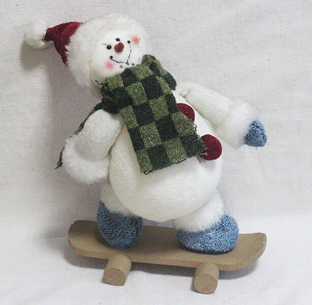 Новогодняя игрушка Снеговик на скейтборде.