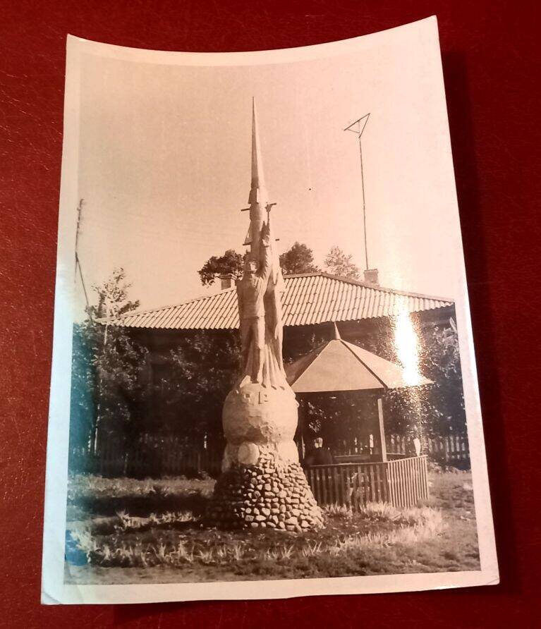 Фотография черно - белая  с.Алтайское памятник Ю.А. Гагарину