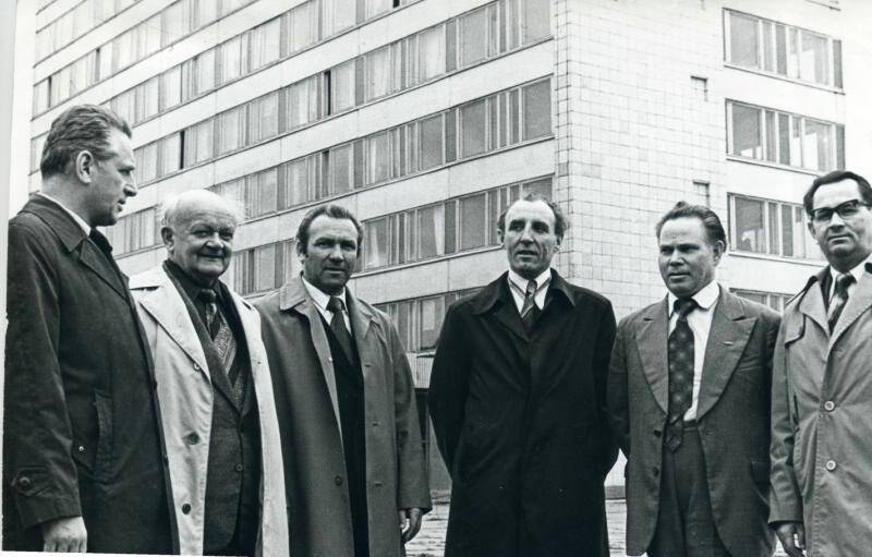 Архив поэта-земляка, журналиста Дифгата Сирая. Фото групповое, Д. Сирай  третий слева.