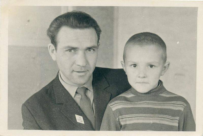 Архив поэта-земляка, журналиста Дифгата Сирая.  Фото. Д. Сирай с сыном Рустамом.