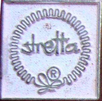 Значок с надписью на иностранном языке stretta.