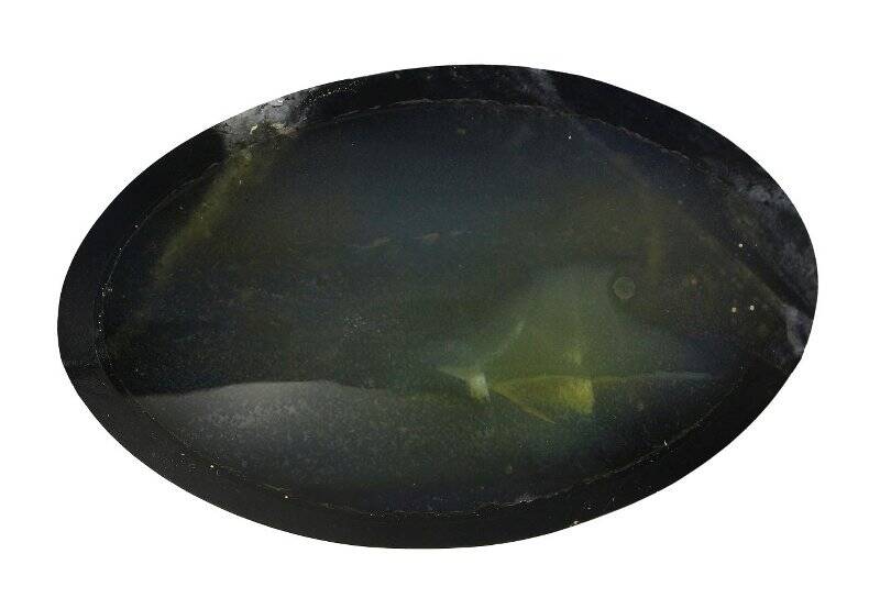 Вставка из дымчатого агата на черной со светлыми пробелами подложке. Из коллекции цветных камней Магаданской области.