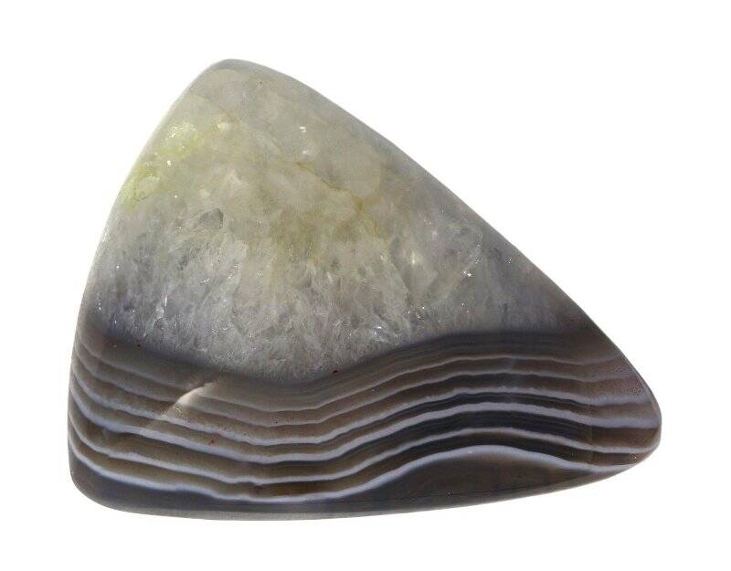 Вставка из серого агата с кристаллическим кварцем, треугольная. Из коллекции цветных камней Магаданской области.