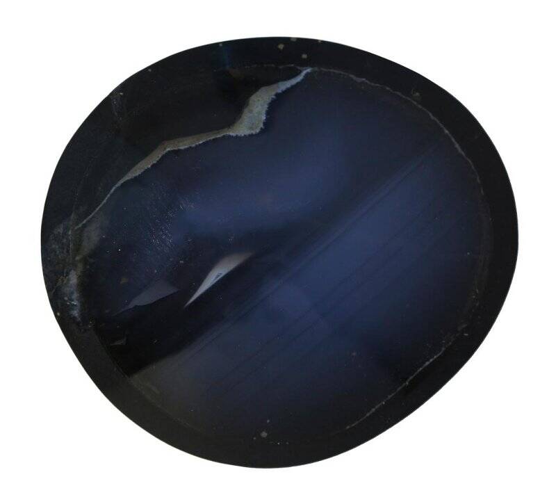 Брошь из темного с голубизной агата на черной подложке с металлической булавкой, полирована. Из коллекции цветных камней Магаданской области.