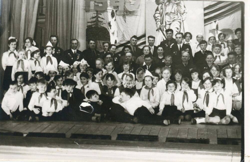 Фото ч/б Чествование участников Великой Отечественной войны в доме культуры поселка Ярега