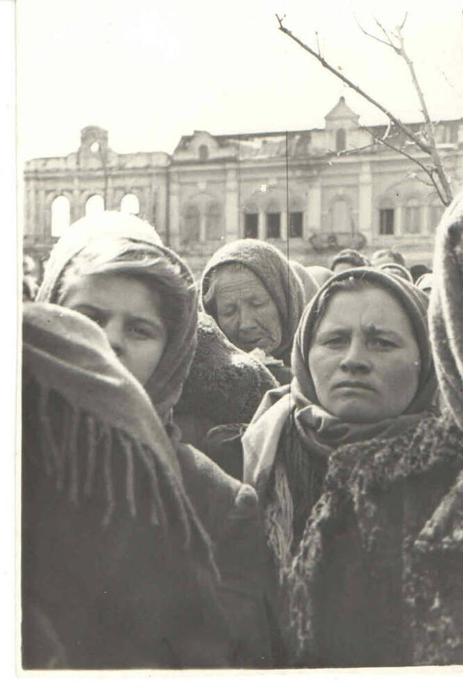 Фотографии и газета , вышедшие в траурные дни в связи со смертью И. В. Сталина. 
Фото. Жители г. Армавира на траурном митинге в день похорон И. В. Сталина. г. Армавир, март 1953 г. Снимок групповой. 