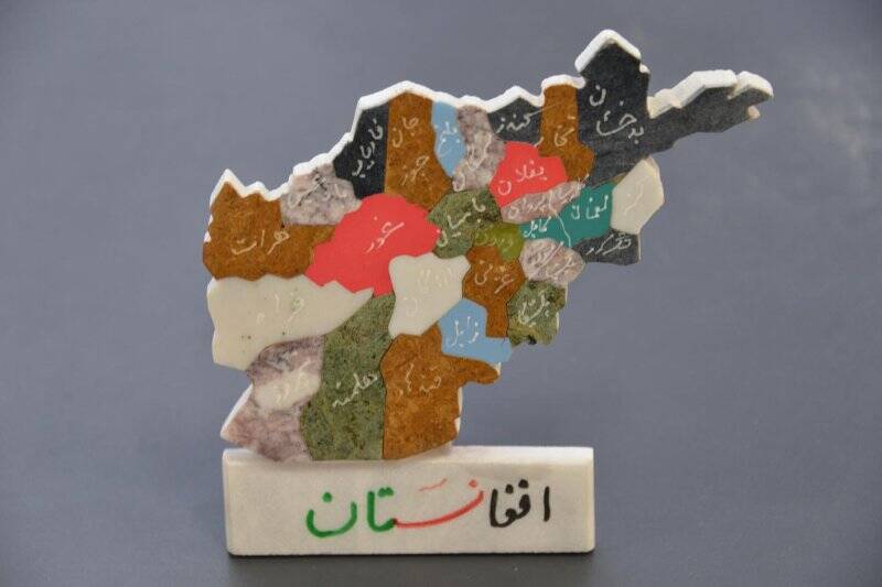 Панно мозаичное в виде карты Исламской Республики Афганистан с обозначением провинций и надписью на дари снизу: «Афганистан»