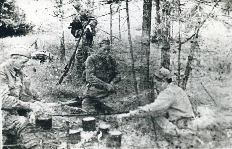 Фото июня 1943 года. Четыре солдата расположились в лесу на обед.