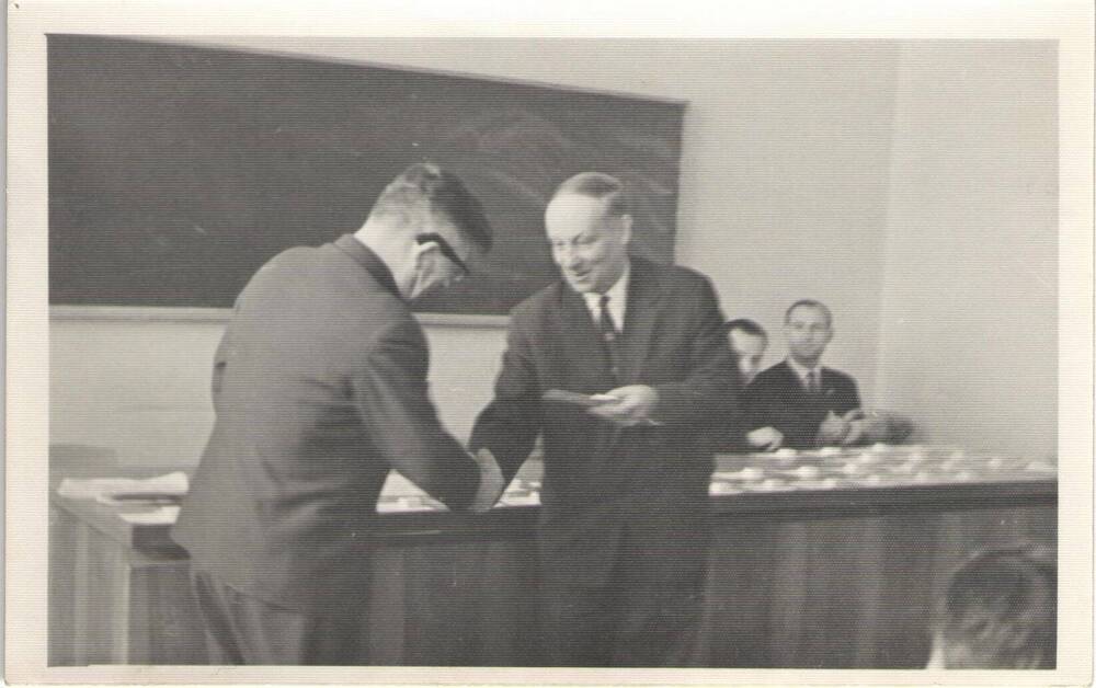 Фото групповое. Вручение серебряной медали ВДНХ (слева Рязанкин В.Н.)
г. Москва, март 1968 г.
