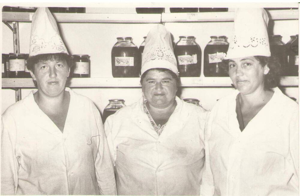 Фото Продавцы магазина в с. купянка, 1991 год.