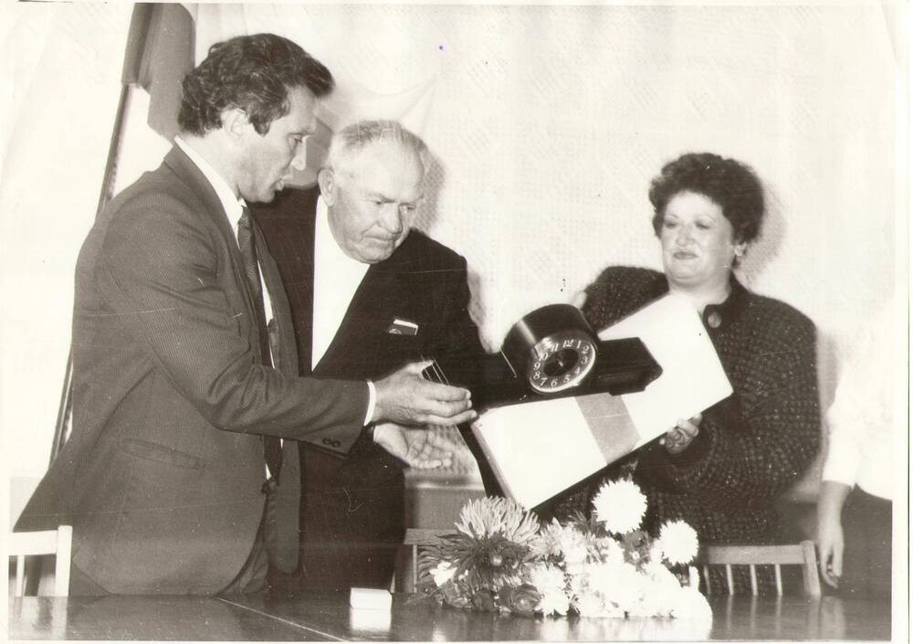 Фото на вручение ордена И.Н. Гайдадину и ценного подарка, 1994 год.