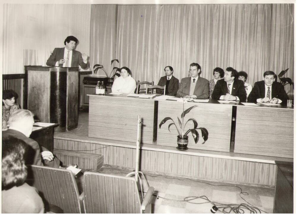 Фото отчентно выборное собрание уполномоченных пайщиков БОгучарского РАЙПО, 1992 года.