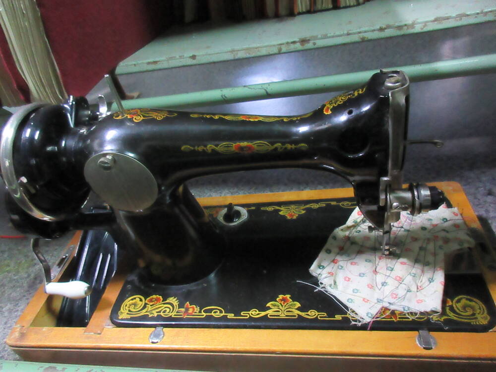 Машинка швейная с ручным приводом (в футляре)