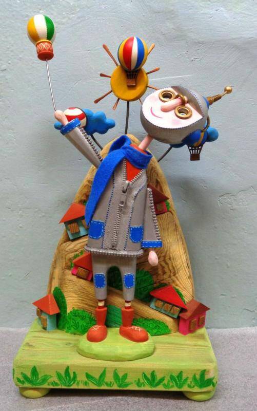Скульптура авторская деревянная Воздухоплаватель