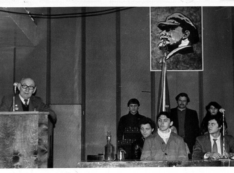 Фотография Л.И. Микулин выступает за трибуной на шахте имени 50-летия Октября г. Гуково.