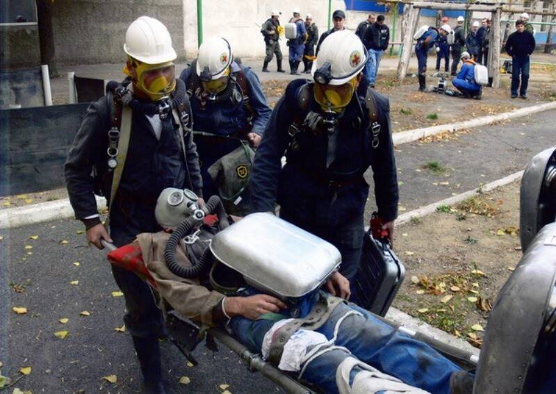 Фотография. Оказание помощи пострадавшему сотрудниками ВГСО г. Гуково при проведении тактико-технической подготовки.