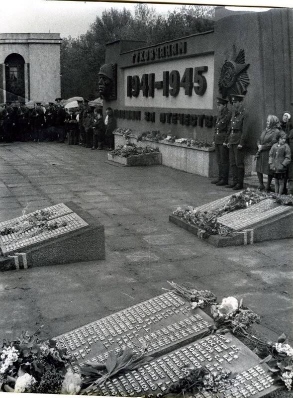 Фотография.  Памятник гуковчанам, павшим за Отечество.
