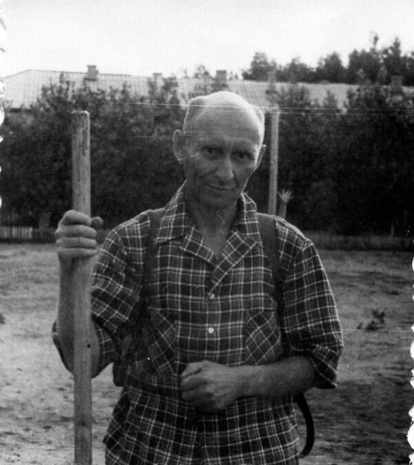 Фотография. Л.И. Микулин - краевед, создатель музея г. Гуково в походе.