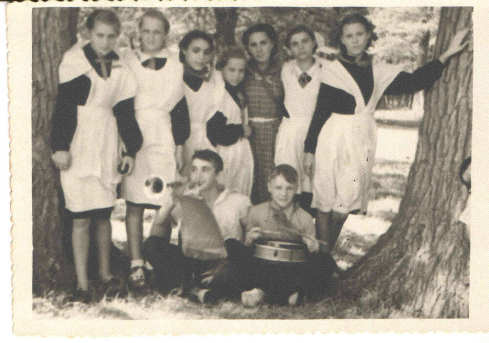 Фотографии из жизни юных пионеров школа №8.
Фото. Олифёрова Светлана; отрядная вожатая со своим отрядом во время сбора дружины. 1956 год