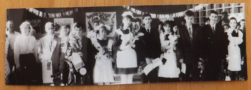 Фото. Последний звонок в Катайской средней школе № 2, 1990-е годы.