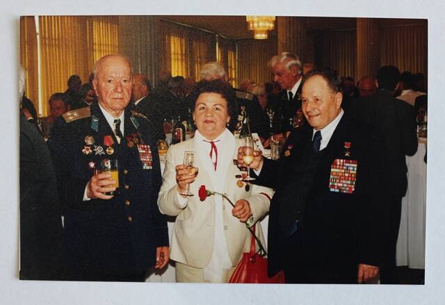 Фотография цветная... во время приема в честь 55-летия Победы вов дворце Украина ... крайний слева  - Сухов К.В.