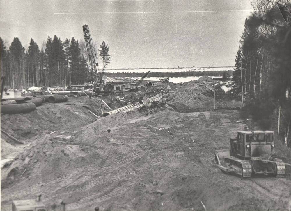 Фотография черно-белая. Прокладывание труб при строительстве Сыктывкарского лесопромышленного комплекса