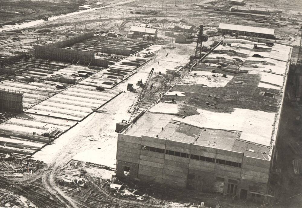 Фотография черно-белая. Строительство цехов Сыктывкарского лесопромышленного комплекса