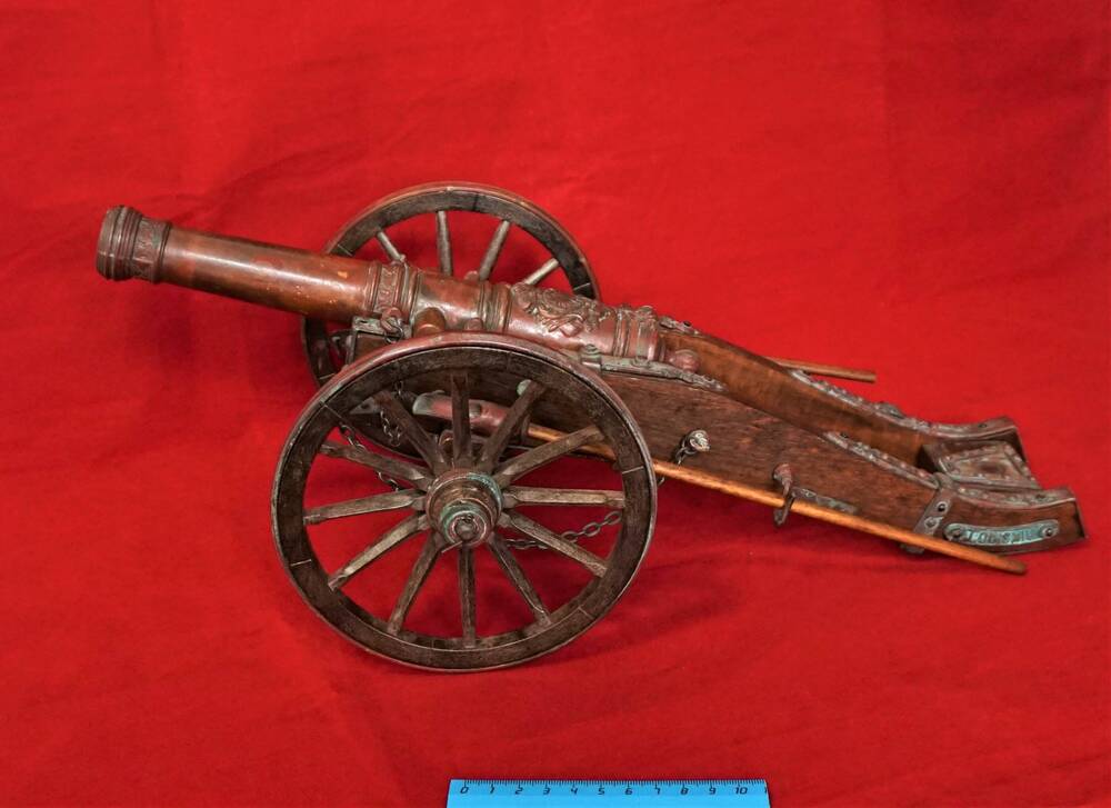 Модель пушки начала XIX века.
