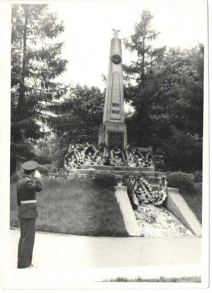 Фотография. Памятник героям, похороненным в Брестском городском парке.