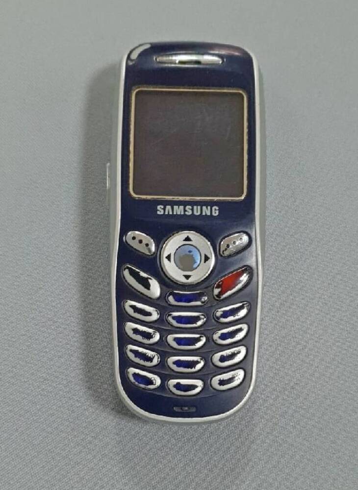 Телефон мобильный кнопочный «SAMSUNG».
