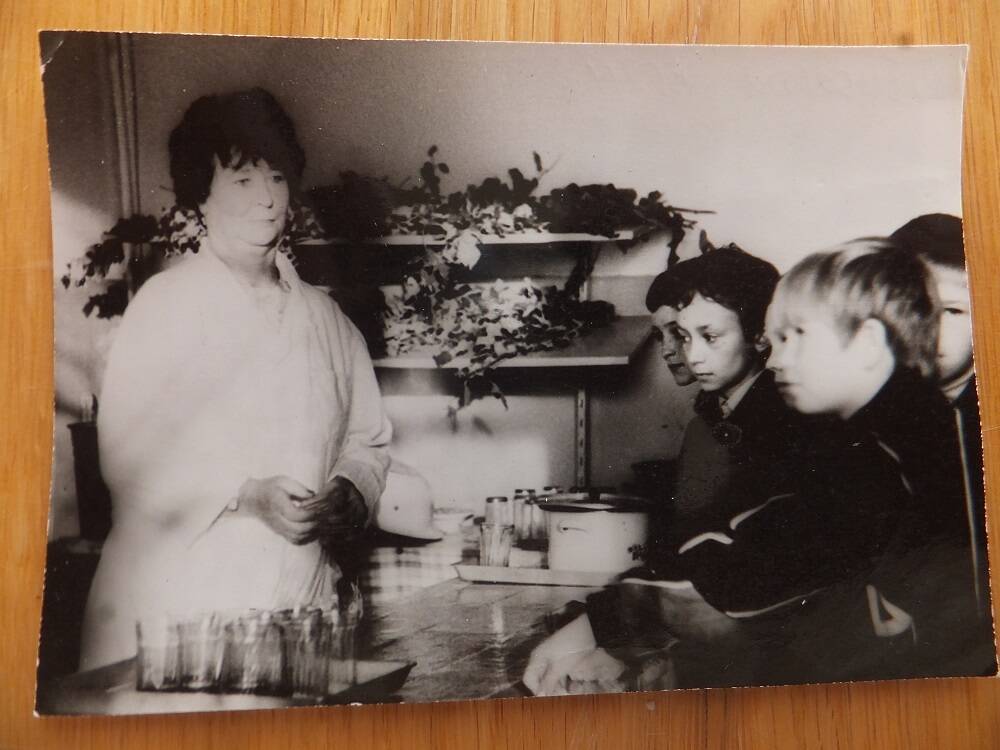 Фото. В буфете Катайской средней школы № 2, 1990-е годы.