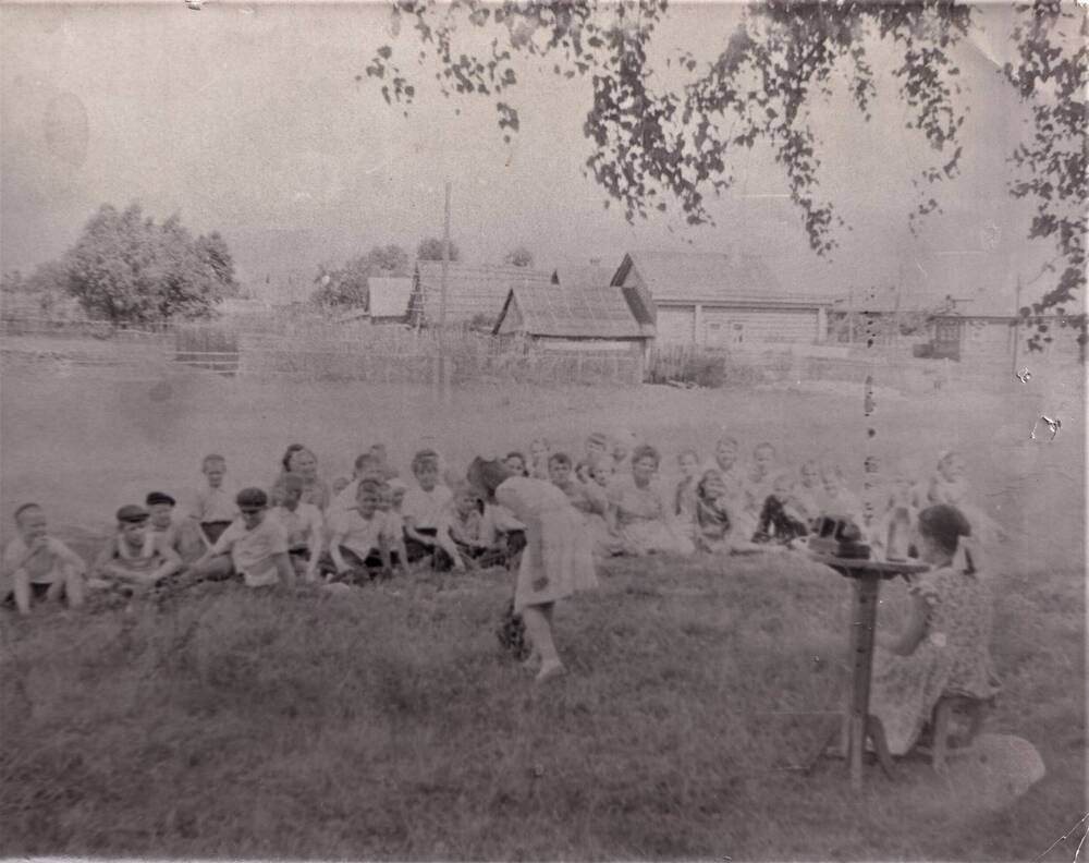 Фотография. Школьный лагерь в селе Тынцы. 1970 г.