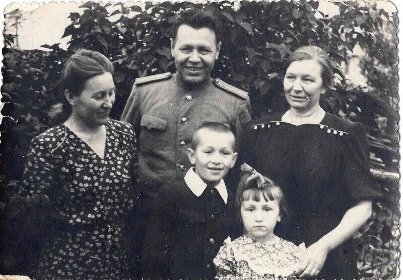 Фотография ч/б. Васильев Н.П. с семьей