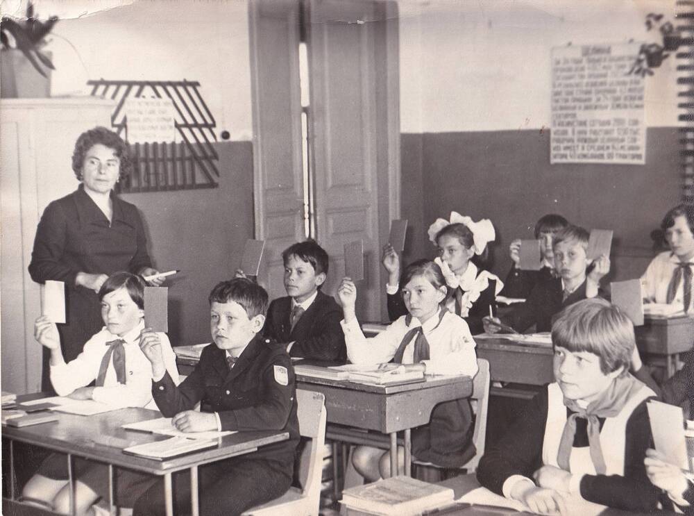 Фотография. Учитель Мокрова Л.В. ведёт урок в классе Тынцовской школы. 1970 г.