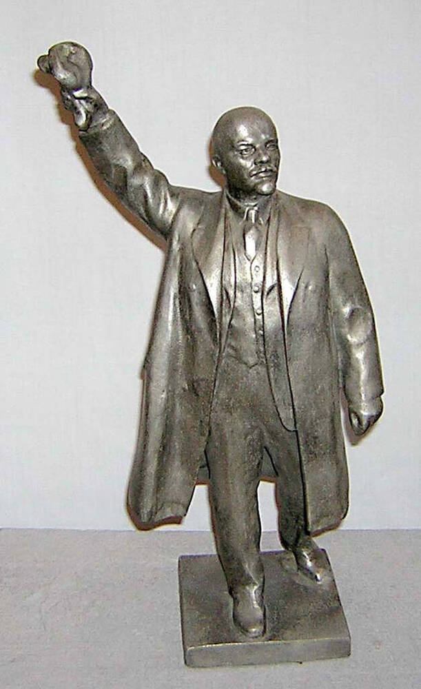 Скульптура В.И.Ленин (в полный рост, рука поднята).