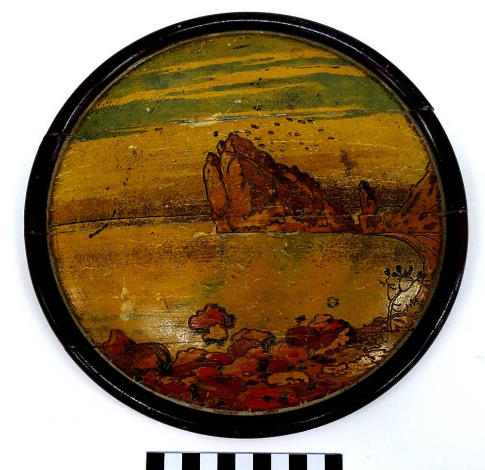 Доска декоративная в форме круга с изображением горного пейзажа у берега моря.